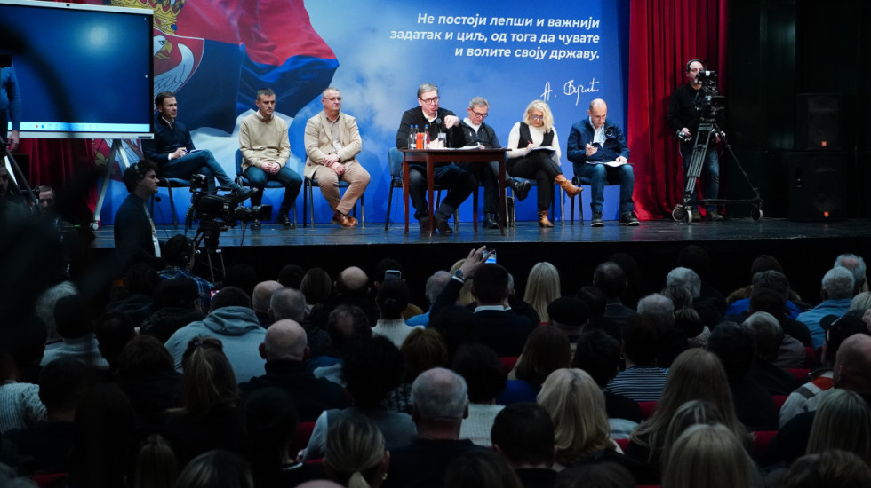 (FOTO) Vučić sa građanima u Kladovu: Država će do juna doneti rešenja kojima će rešiti problem navodnjavanja