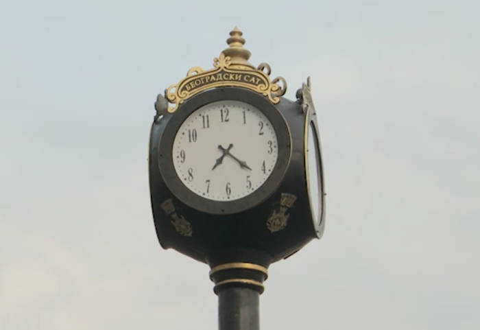 (FOTO) Postavljen novi sat na kružnom toku na Trgu republike: "Uvek će pokazivati tačno vreme"