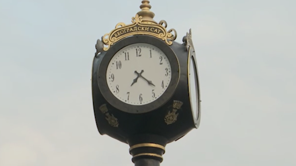 (FOTO) Postavljen novi sat na kružnom toku na Trgu republike: Visok je devet metara i težak oko sedam i po tona