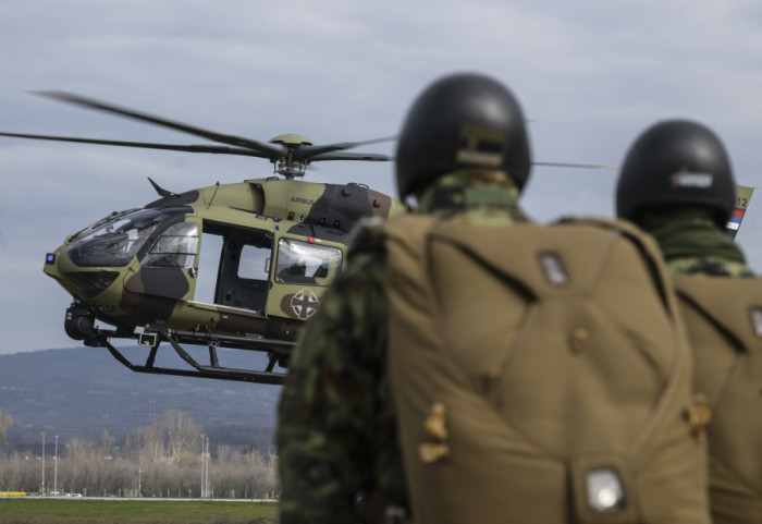 (FOTO/VIDEO) Konkurs za prijem u 63. padobransku brigadu: Koje uslove mora da ispuni budući vojni padobranac