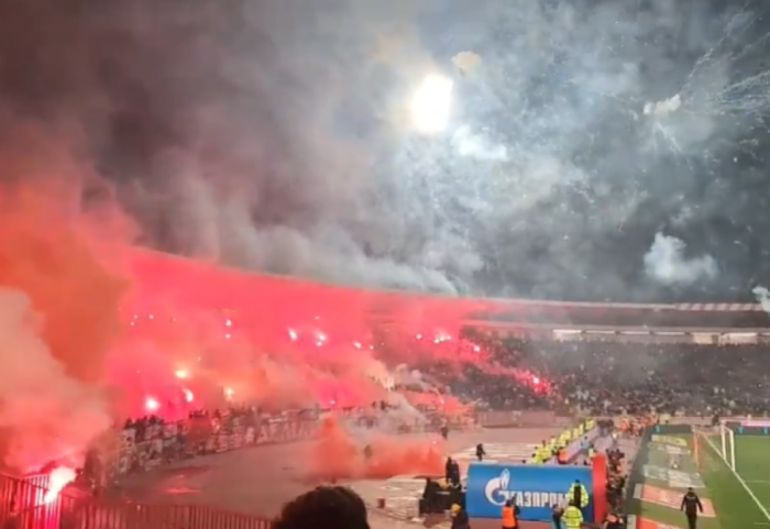 (VIDEO) Požar na južnoj tribini stadiona "Rajko Mitić": Navijači Partizana zapalili stolice, meč više puta prekidan