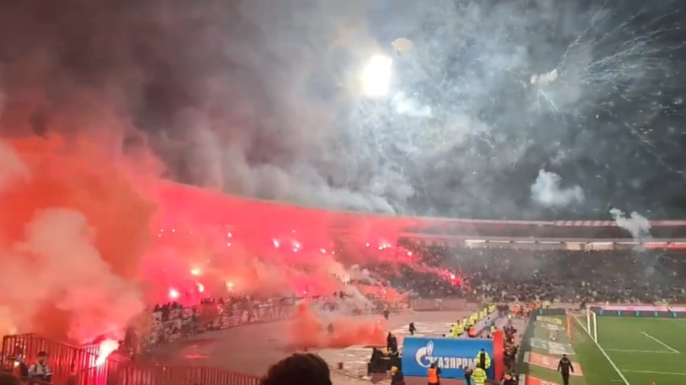 (VIDEO) Požar na južnoj tribini stadiona "Rajko Mitić": Navijači Partizana zapalili stolice, meč više puta prekidan