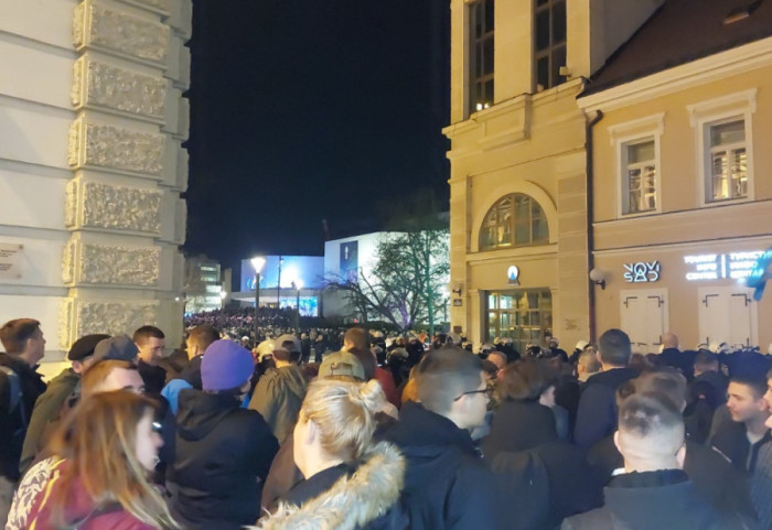 (FOTO/VIDEO) Protest "Dalje ruke od Miletića": Kordoni policije između studenata i pristalica vlasti u centru Novog Sada