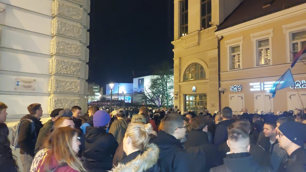 (FOTO/VIDEO) Protest "Dalje ruke od Miletića": Kordoni policije između studenata i pristalica vlasti u centru Novog Sada