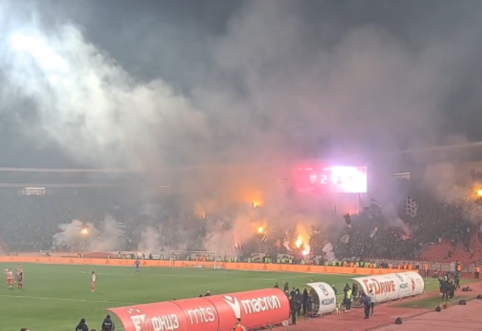 (VIDEO) Požar na južnoj tribini stadiona "Rajko Mitić": Navijači Partizana zapalili stolice, meč više puta prekidan
