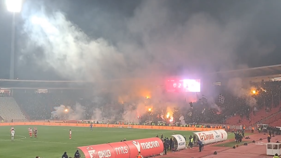 (VIDEO) Požar na južnoj tribini stadiona "Rajko Mitić": Navijači Partizana zapalili stolice, meč više puta prekidan