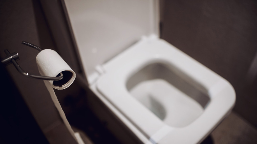 Uklonite tvrdokorni kamenac iz WC šolje pomoću prirodnih sredstva koje već imate u kući