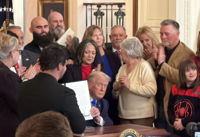 (FOTO) Tramp odao počast "Angel Families" i proglasio Nacionalni dan sećanja na žrtve ilegalne imigracije