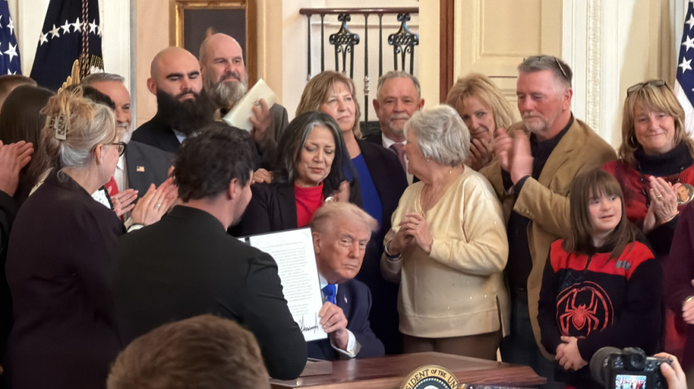 (FOTO) Tramp odao počast "Angel Families" i proglasio Nacionalni dan sećanja na žrtve ilegalne imigracije