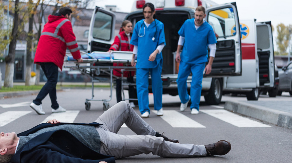 Slovenac (44) ležao pijan nasred puta kod Umaga, pa napao ekipu hitne pomoći koja mu je pomagala