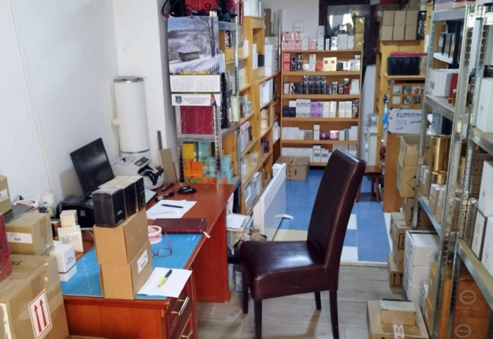 (FOTO) Zaplenjeno 800 parfema poznatih marki u Subotici, vrednost robe skoro šest miliona dinara