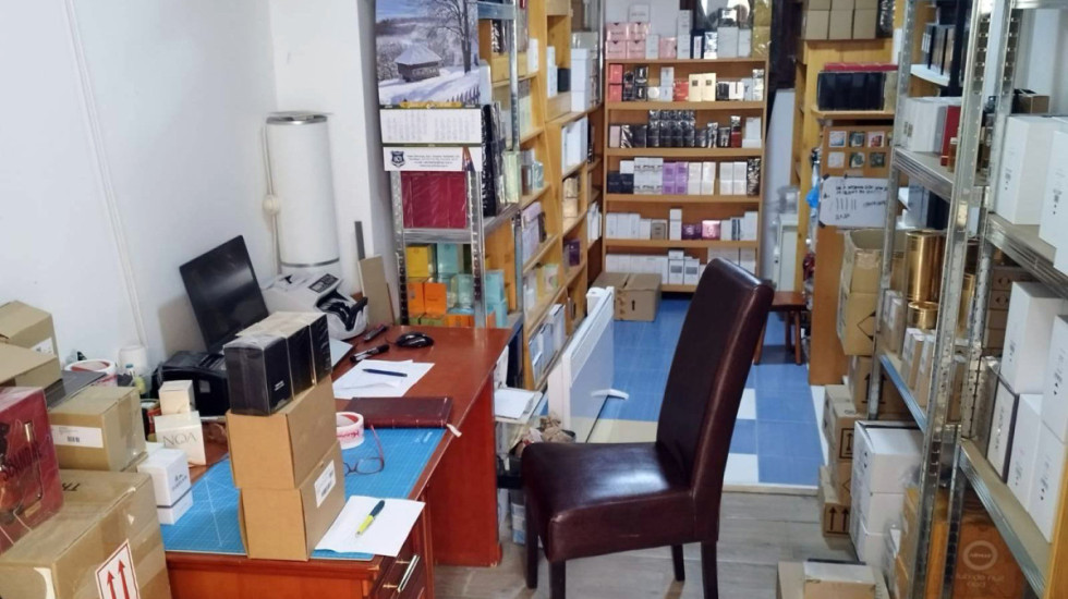 (FOTO) Zaplenjeno 800 parfema poznatih marki u Subotici, vrednost robe skoro šest miliona dinara