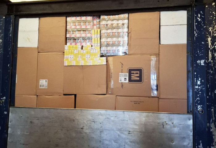 Uhapšen muškarac (38) iz Tutina: Policija u automobilu pronašla 1.600 boksova cigareta vrednosti oko 3.500.000 dinara