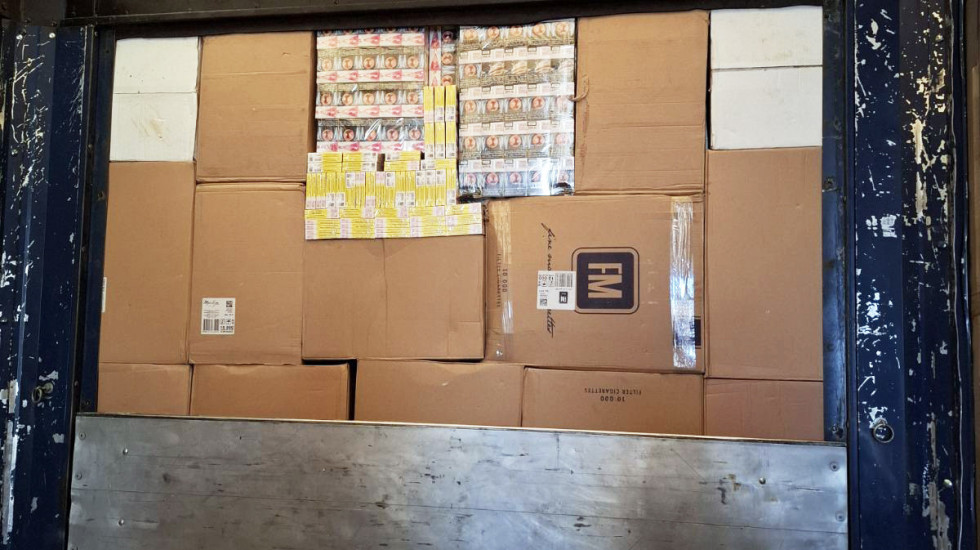 Uhapšen muškarac (38) iz Tutina: Policija u automobilu pronašla 1.600 boksova cigareta vrednosti oko 3.500.000 dinara