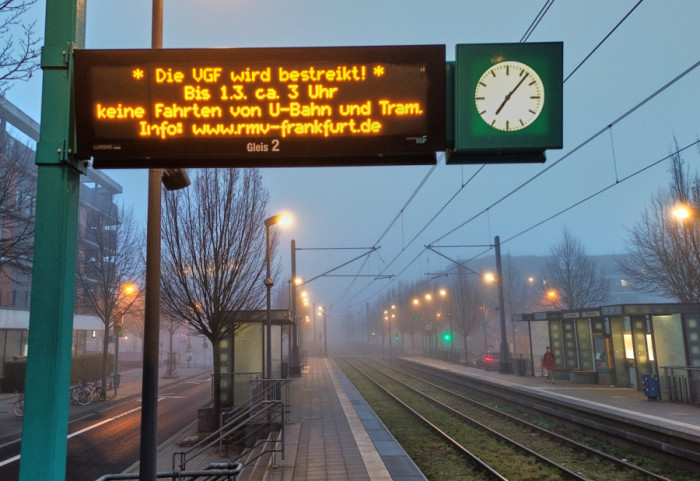 Štrajk paralisao javni prevoz širom Nemačke: Autobusi, tramvaji i vozovi ostali u depoima