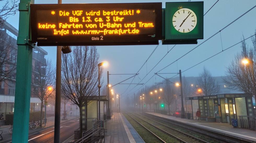 Štrajk paralisao javni prevoz širom Nemačke: Autobusi, tramvaji i vozovi ostali u depoima