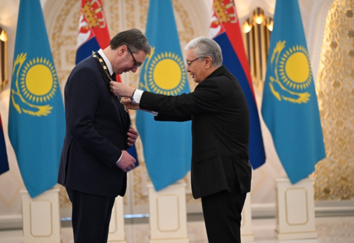 Predsednik Kazahstana uručio Vučiću Orden zlatnog orla, najviše odlikovanje te zemlje