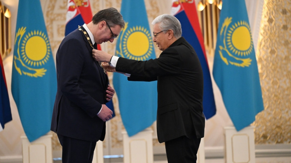 Predsednik Kazahstana uručio Vučiću Orden zlatnog orla, najviše odlikovanje te zemlje