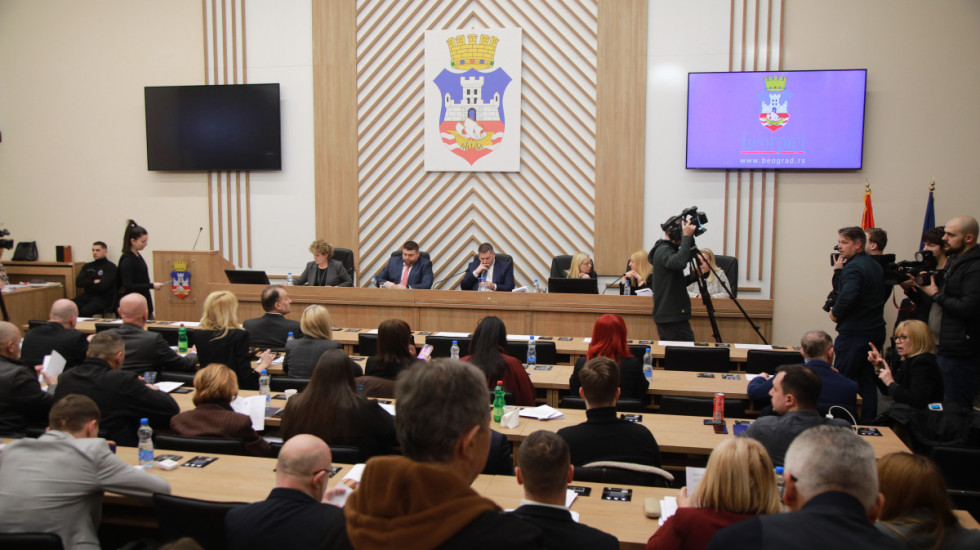 Završena sednica Skupštine grada: Usvojena odluka o đačkoj pomoći od 20.000 dinara