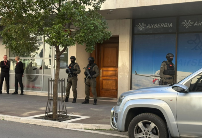 (FOTO) Policija opkolila zgradu brata Mila Đukanovića u centru Podgorice, u toku pretres