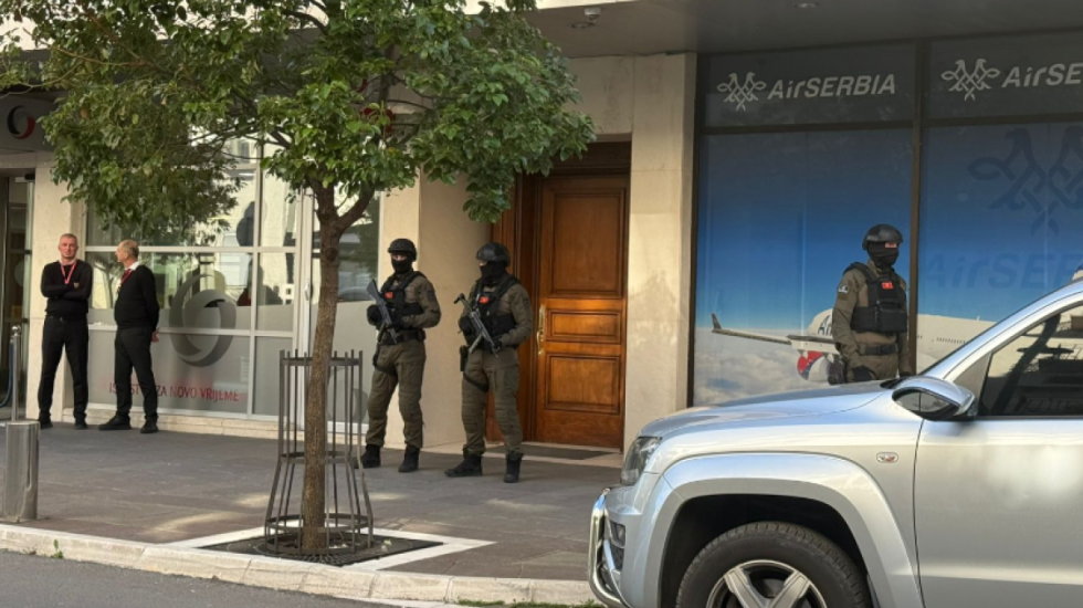 (FOTO/VIDEO) Policija opkolila zgradu brata Mila Đukanovića u centru Podgorice, u toku pretres objekta