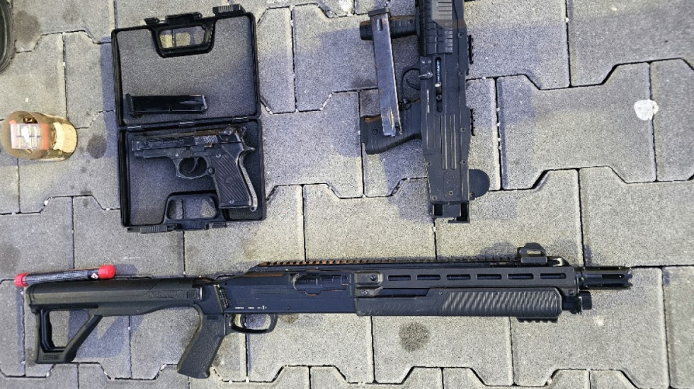 (FOTO) Sprečeno krijumčarenje narkotika, zlata i oružja na graničnom prelazu Gostun