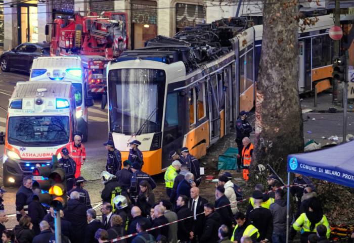(FOTO) Tramvaj iskočio iz šina u Milanu: Poginula jedna osoba, 20 povređeno