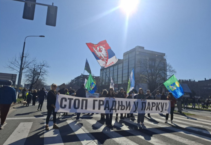 (FOTO) Studenti i građani koji se protive izgradnji akvarijuma okupili se kod Parka Ušće