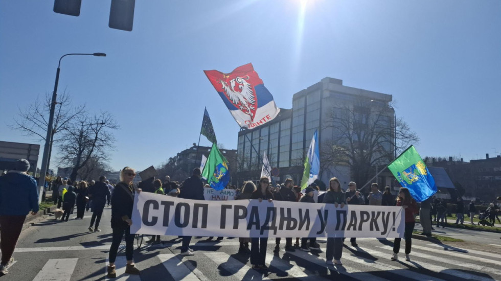 (FOTO) Studenti i građani koji se protive izgradnji akvarijuma okupili se kod Parka Ušće