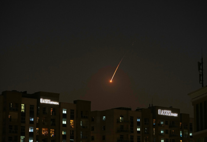 "Sve se treslo, bilo je strašno, ali nema panike": Srpkinja iz Abu Dabija za Newsmax Balkans o napadu Irana na UAE