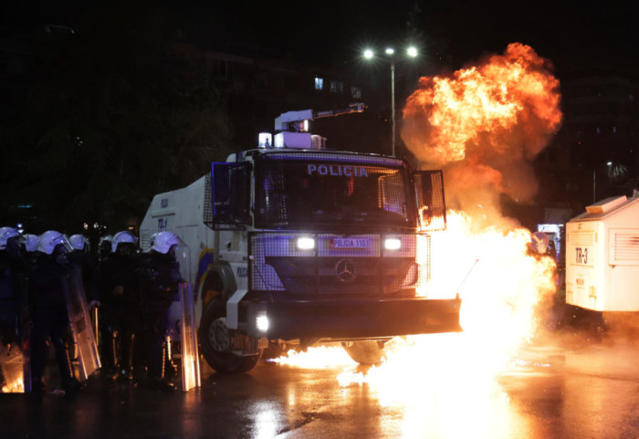 Suzavac i molotovljevi kokteli na protestu u Tirani, demonstranti traže ostavku Edija Rame