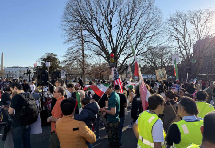 (FOTO/VIDEO) Slavlje Iranaca ispred Bele kuće zbog ubistva Alija Hamneija: "Hvala Trampu, konačno smo slobodni"