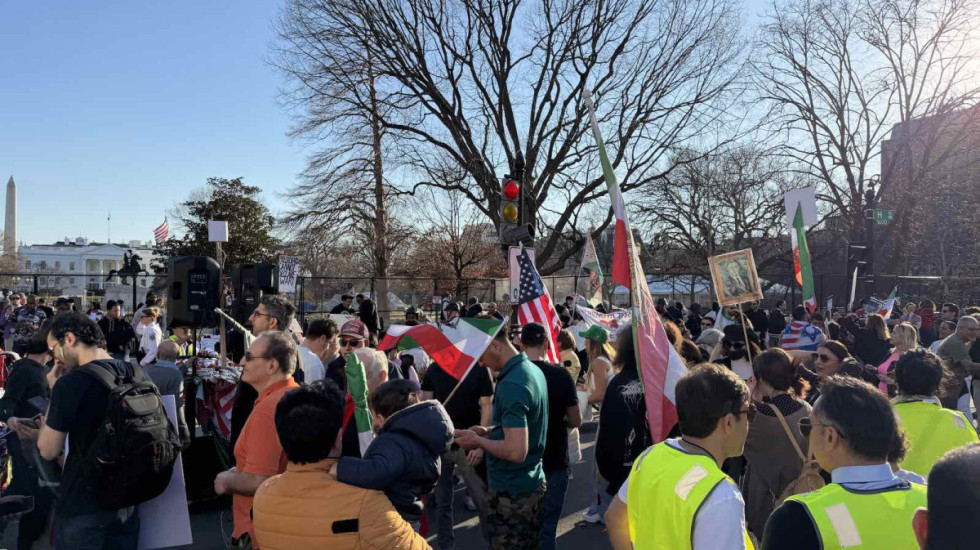 (FOTO/VIDEO) Slavlje Iranaca ispred Bele kuće zbog ubistva Alija Hamneija: "Hvala Trampu, konačno smo slobodni"