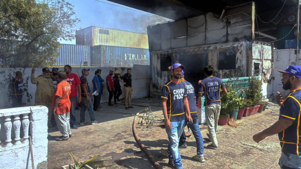 (VIDEO) Demonstranti upali u američki konzulat u Pakistanu zbog ubistva Hamneija: Ubijeno najmanje šest osoba