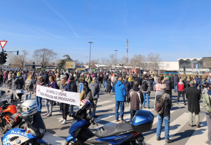 Novosađani obeležili 16 meseci od pada nadstrešnice u Novom Sadu: "Šesnaest minuta tišine dok pravda ne progovori"