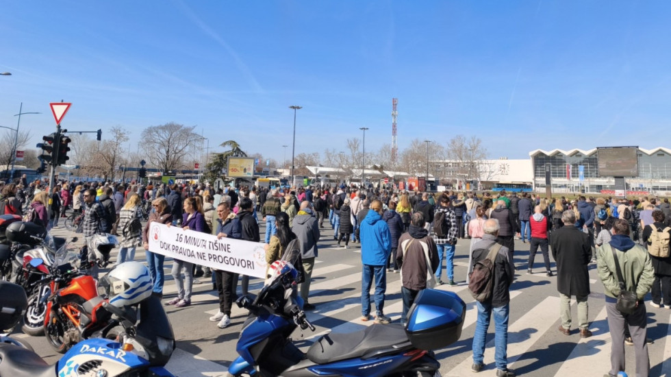 Novosađani obeležili 16 meseci od pada nadstrešnice u Novom Sadu: "Šesnaest minuta tišine dok pravda ne progovori"