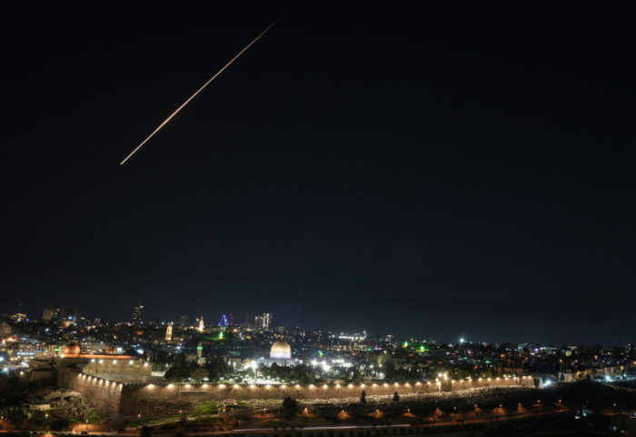 (FOTO/VIDEO) Izrael gađa "srce" Teherana: Niz udara na komandne centre u Iranu, iranska raketa pogodila kvart Jerusalima