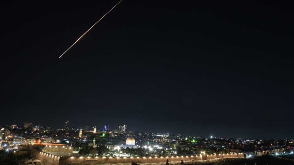 (FOTO/VIDEO) Izrael gađa "srce" Teherana: Niz udara na komandne centre u Iranu, iranska raketa pogodila kvart Jerusalima
