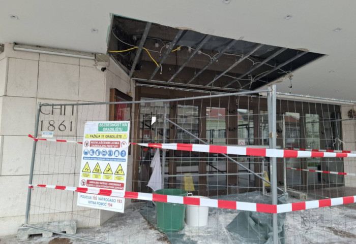 (FOTO) Renovira se deo nadstrešnice u Srpskom narodnom pozorištu u Novom Sadu
