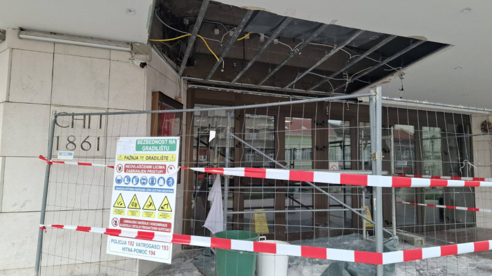 (FOTO) Renovira se deo nadstrešnice u Srpskom narodnom pozorištu u Novom Sadu