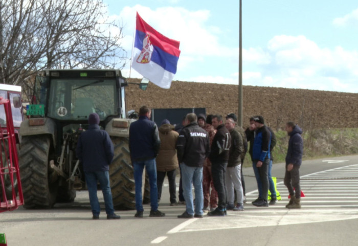Deo poljoprivrednika protestuje već 20. dan: "Apsurd da država daje subvencije za mleko, a mi ne možemo da ga prodamo"