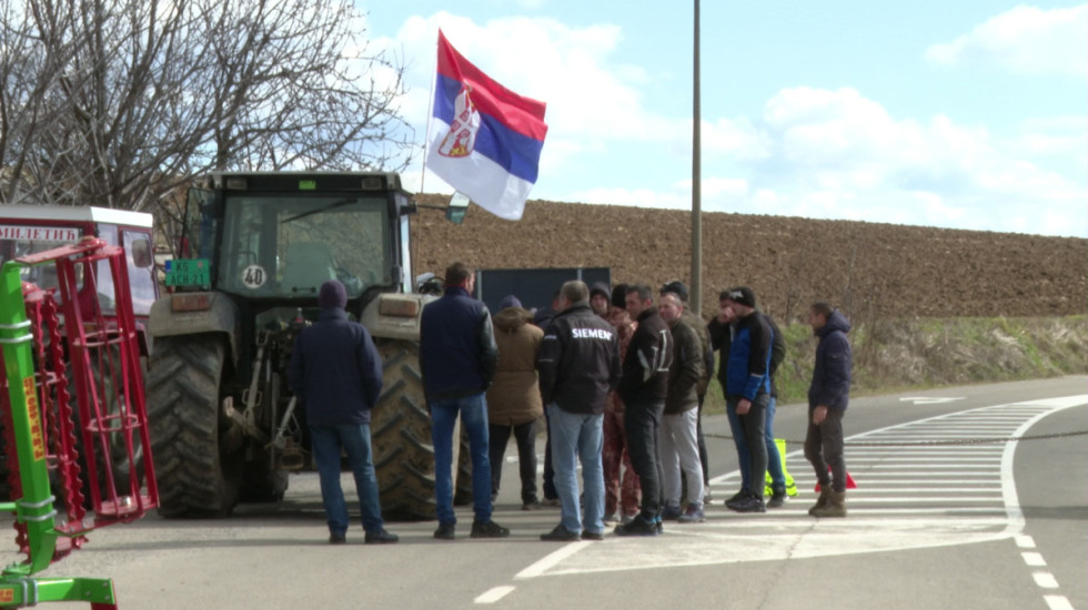 Deo poljoprivrednika protestuje već 20. dan: "Apsurd da država daje subvencije za mleko, a mi ne možemo da ga prodamo"