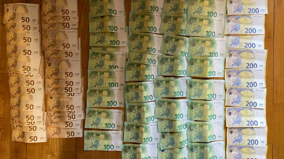 (FOTO/VIDEO) Akcija TOK i UKP: Osumnjičeni kupovali stanove od prodaje droge u Ekvadoru, zaplenjeno pola miliona evra