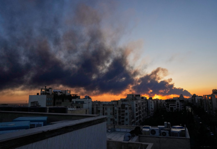 (FOTO) Sukob na Bliskom istoku: Oštećeno nuklearno postrojenje u Iranu, pogođena američka ambasada u Rijadu