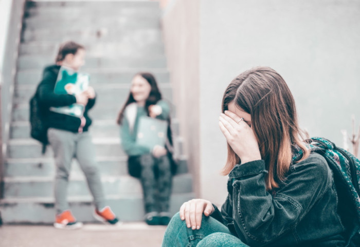 Tinejdžerke iz Rumenke udarale devojčicu (14) i terale je da kleči: "Izvodile su je sa odmora, drug sve snimao"