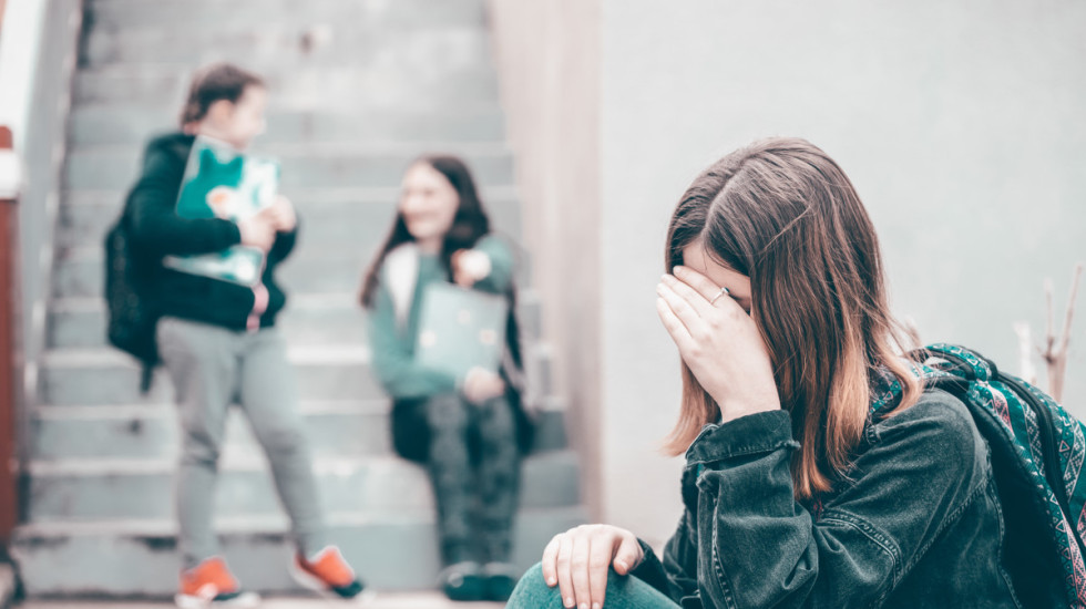 Tinejdžerke iz Rumenke udarale devojčicu (14) i terale je da kleči: "Izvodile su je sa odmora, drug sve snimao"