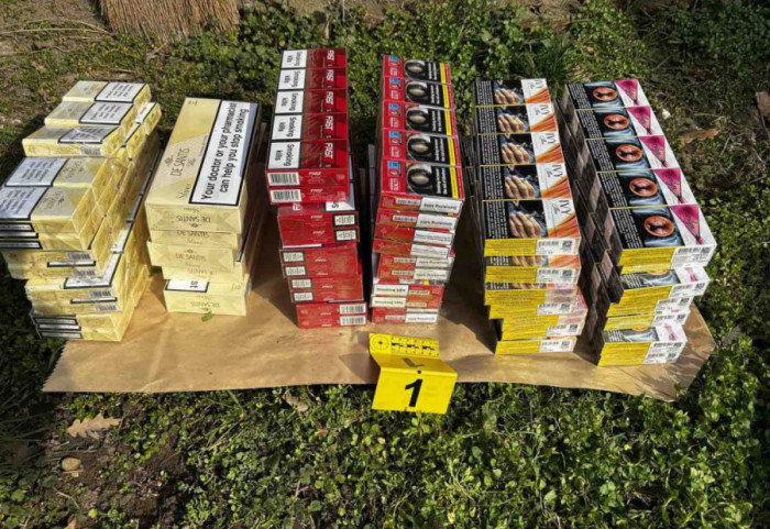 (FOTO) U dvorištu krio 84 boksa cigareta raznih marki bez akciznih markica, uhapšen Kikinđanin (56)