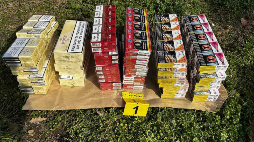 (FOTO) U dvorištu krio 84 boksa cigareta raznih marki bez akciznih markica, uhapšen Kikinđanin (56)