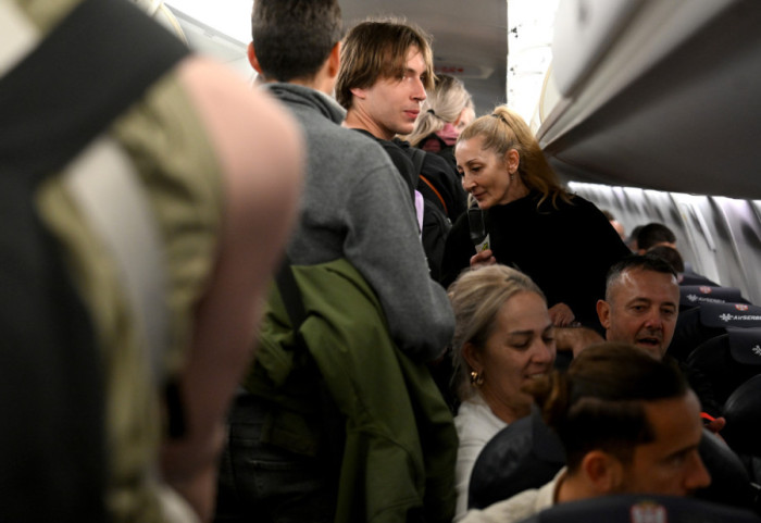 (FOTO) Državljani Srbije i okolnih zemalja, evakuisani iz Izraela, stigli u Beograd avionom Er Srbije iz Šarm el Šeika