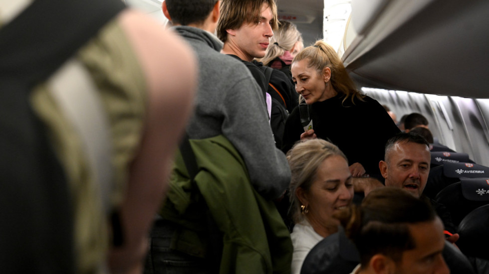 (FOTO) Državljani Srbije i okolnih zemalja, evakuisani iz Izraela, stigli u Beograd avionom Er Srbije iz Šarm el Šeika